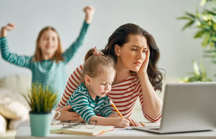 Maman en burn-out parental qui télétravaille à Genève et se sent épuisée