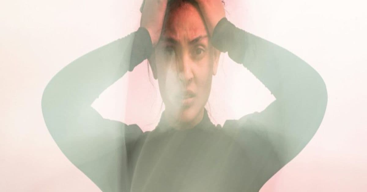 Femme inquiète et visiblement contrariée, illustrant le questionnement sur la durée d’un burn-out parental et l’état d’épuisement émotionnel
