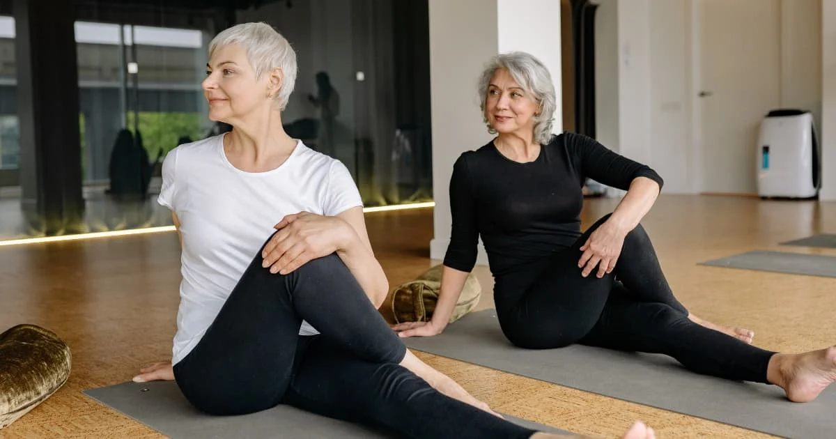 Femme pratiquant une remise en forme douce sur un tapis, illustrant un exercice bien-être à Genève