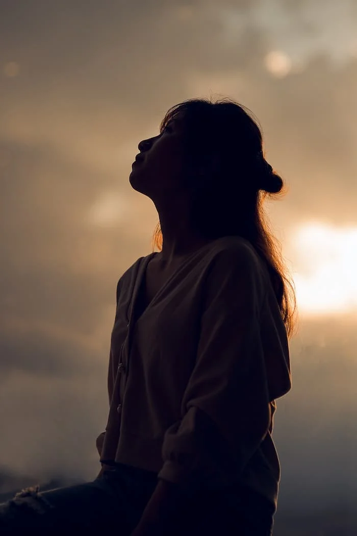 Femme seule exprimant l’isolement lié au tabou du burn-out parental