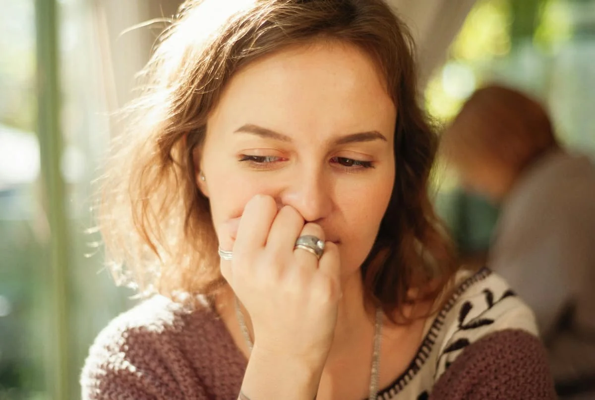 femme pensive illustrant la différence entre burn-out professionnel et burn-out parental